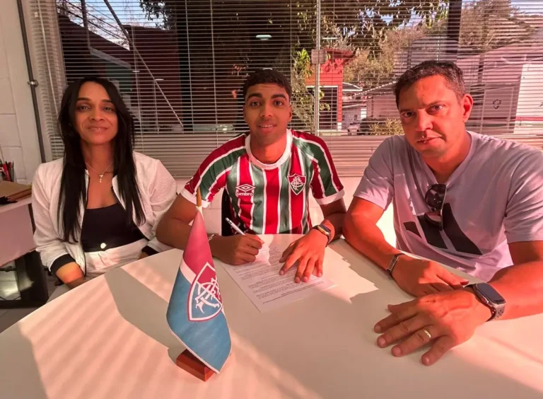 Feirense-de-15-anos-assina-com-o-Fluminense-do-RJ-4
