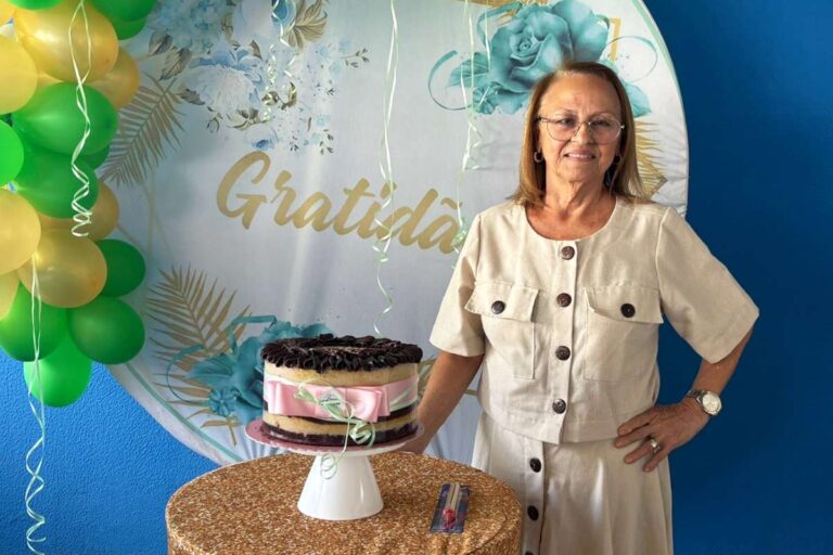 Funcionaria-aposentada-da-rede-de-frio-recebe-homenagem-Foto-Renata-Leite-4