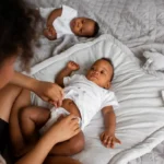 Mae-com-filhos-gemeos-Foto-Freepik