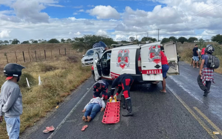 Mulheres-ficaram-feridas-apos-serem-atingidas-por-mesa-que-caiu-de-caminhonete-na-BA-411-Foto-Brigada-Aguia-Resgate