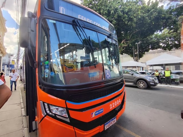 Novos-onibus-ft-ed-santos-acorda-cidade