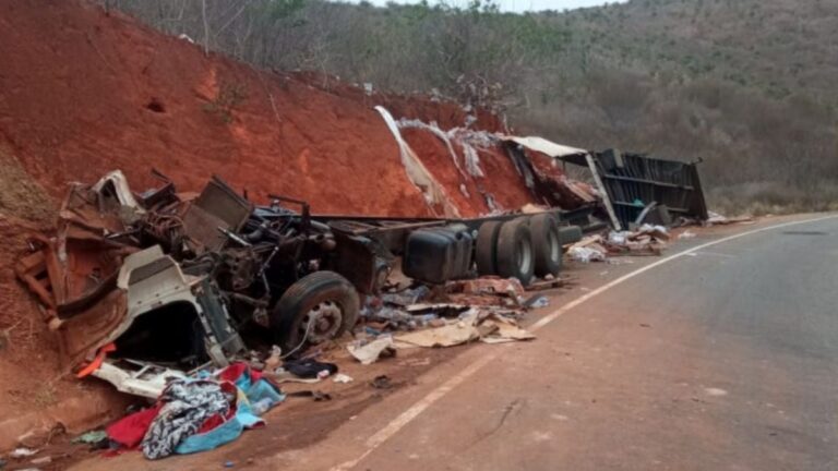 caminhao-tomba-maracas-foto-reproducao-blog-do-marcos-frahm-1