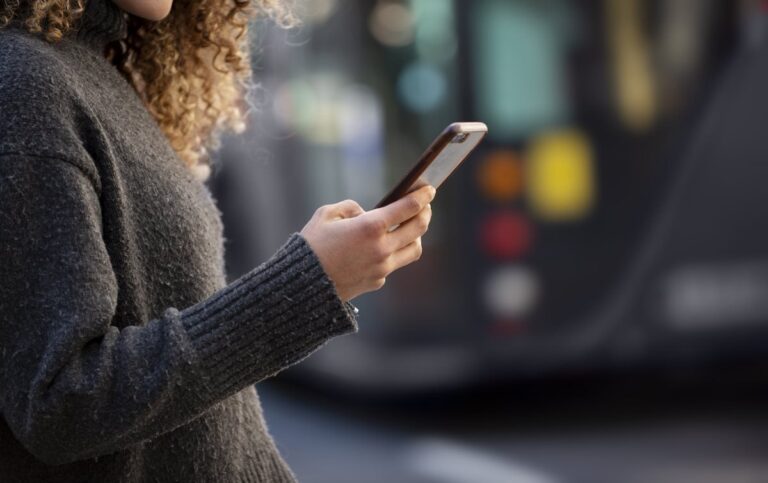 celular-seguro-aplicativo-gov-foto-ilustrativa-freepik