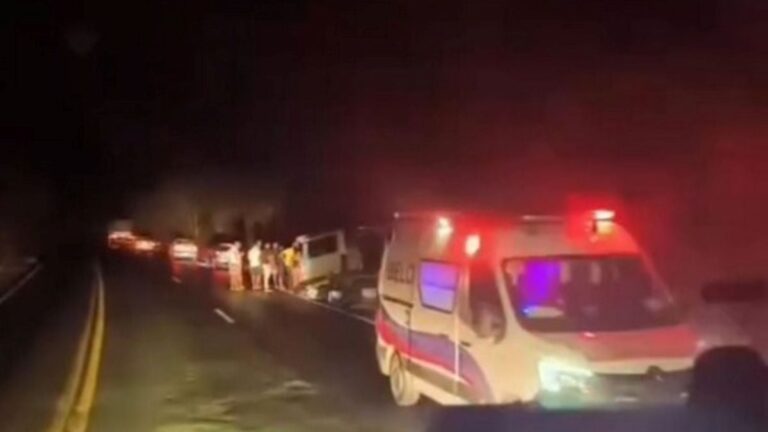 colisao-entre-van-e-caminha-na-BR-242-Oliveira-dos-Brejinhos-foto-reproducao-blog-do-marcos-frahm-parceiro-do-Acorda-Cidade