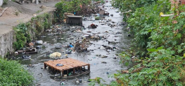 corrego-canal-avenida-tome-de-souza-condominio-Villa-Bela-foto-paulo-jose-acorda-cidade-