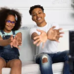 criancas-sorridentes-de-vista-frontal-gravando-video