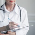 doutor-com-um-relatorio-medico