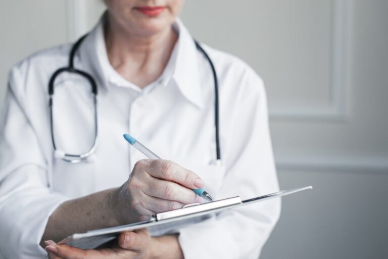 doutor-com-um-relatorio-medico