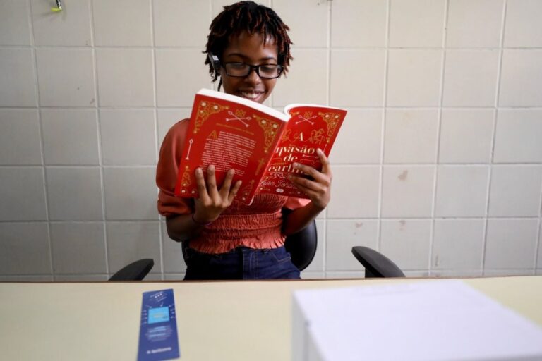 estudantes-oculos-especiais-foto-Divulgacao-SEDUC