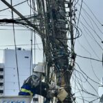 gatonet-emaranhado-de-fios-em-poste-de-energia-eletrica-foto-neoenergia-coelba