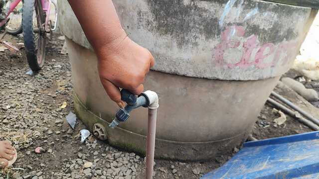 mtWPKNeO-moradores-reclamam-de-falta-de-agua-no-conjunto-Viveiros-5