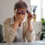 mulher-de-tiro-medio-sentada-a-mesa