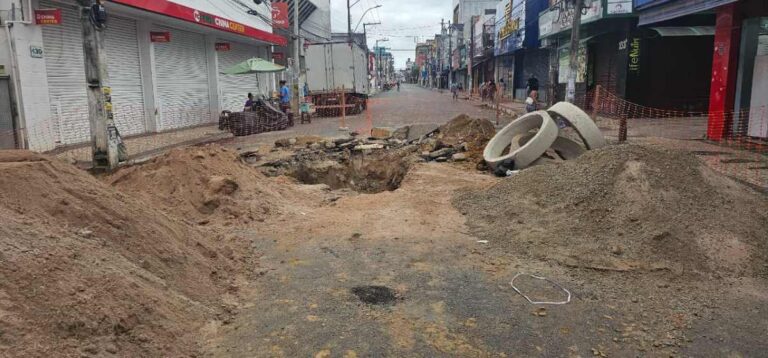 obra-embasa-buraco-rua-conselheiro-franco-centro-de-feira-de-santana-foto-paulo-jose-acorda-cidade-2