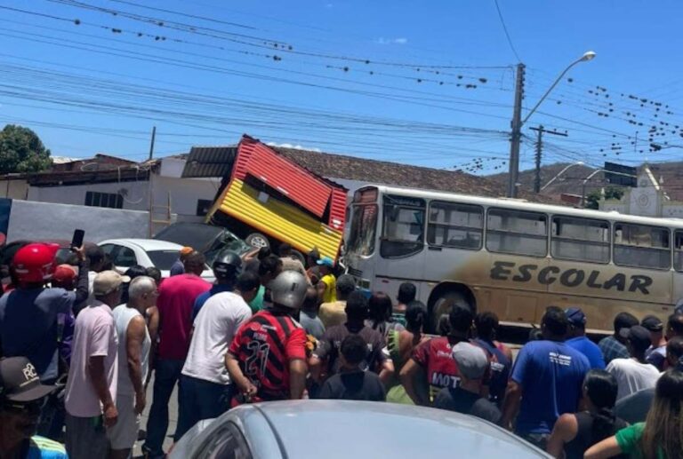 onibus-escolar-colide-com-trailer-miguel-calmon-reproducao-site-auusto-urgente