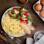 ovos-mexidos-em-um-prato