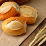 pao-frances-na-mesa-com-trigo_331161-105