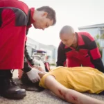 paramedicos-examinando-mulher-ferida