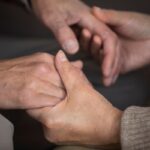 projetodelei_abandono_idosos_freepik