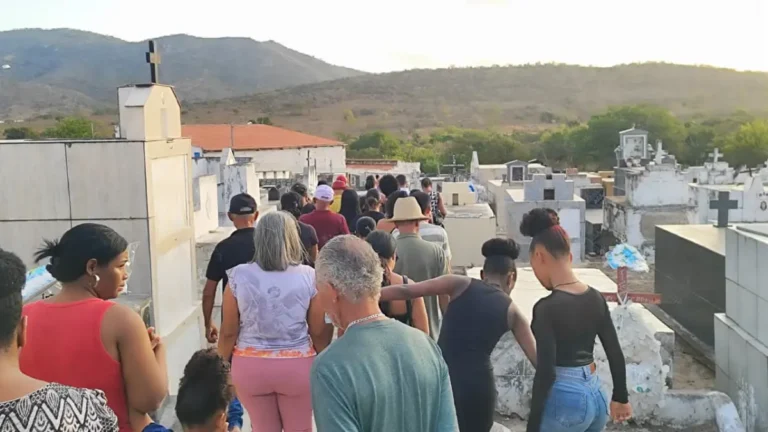 sepultamento-das-jovens-de-Anguera-ft-ed-santos-acorda-cidade-4