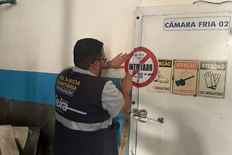 vigilancia-sanitaria-interdita-fabrica-de-gelo-feira-de-santana-foto-renata-leite-prefeitura