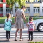 volta-ao-conceito-de-educacao-escolar-com-criancas-menina-alunos-ensino-fundamental-carregando-mochilas-indo-para-aula