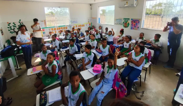 xwLSJesl-Escola-Municipal-Paula-de-Freitas-ft-Ed-Santos-acorda-cidade