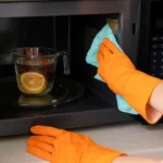 Como-limpar-o-micro-ondas-com-vapor-usando-apenas-dois-itens-1280x720-1