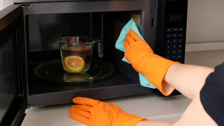 Como-limpar-o-micro-ondas-com-vapor-usando-apenas-dois-itens-1280x720-1