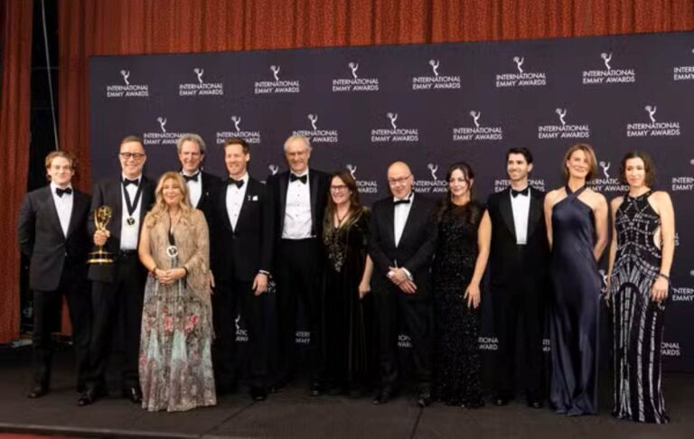 Equipe-de-Fallen-comemora-premio-no-Emmy-Internacional-2025-Foto-Rodolfo-Sanches-251125
