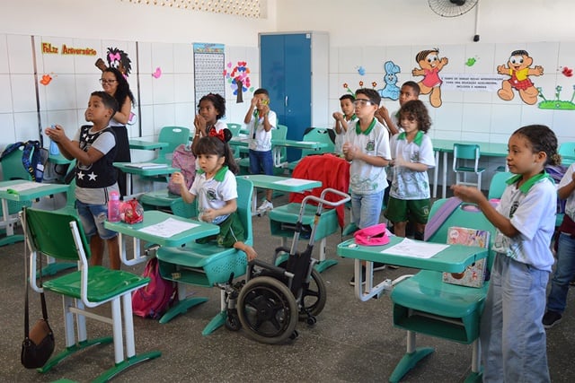 Estudantes-surdos-da-rede-municipal-aprendem-Libras-e-contam-com-interpretes-Foto-Milena-Brandaojpg1_