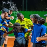 Leandro-Borges-com-com-os-jovens-boleiros-Foto-Araras-Midia-01