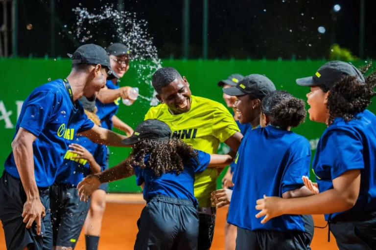 Leandro-Borges-com-com-os-jovens-boleiros-Foto-Araras-Midia-01