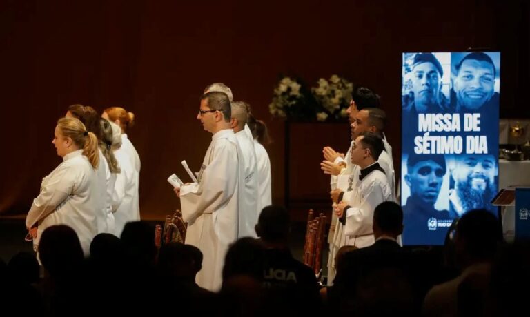 Missa-de-7o-dia-homenageia-policiais-mortos-em-operacao-no-Rio-foto-fernando-frasao-abr