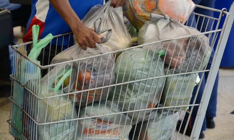 Promulgada-lei-que-obriga-uso-de-sacolas-plasticas-reciclaveis-no-comercio-de-Feira