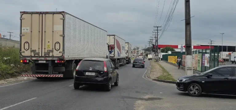 Transito-proximo-a-redes-atacadistas-marginais-do-Anel-de-Contorno-ft-paulo-jose-acorda-cidade
