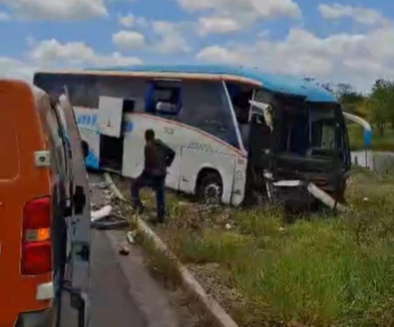 acidente-onibus-e-caminhao-e-ntre-feira-e-tanquinho-foto-reproducao-brigada-anjos-jacuipenses