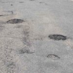 buracos-alfalto-rua-venezuela-bairro-capuchinhos-feira-de-santana-foto-paulo-jose-acorda-cidade-1