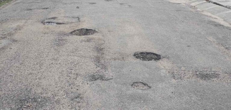 buracos-alfalto-rua-venezuela-bairro-capuchinhos-feira-de-santana-foto-paulo-jose-acorda-cidade-1