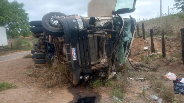 carreta-bau-carga-biscoitos-tomba-em-maracas-br-330-foto-reproducao-blog-marcos-frahm