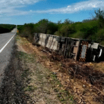 carreta-do-tipo-cegonha-achei-sudoeste-cegonha-capotada-br030-em-brumado