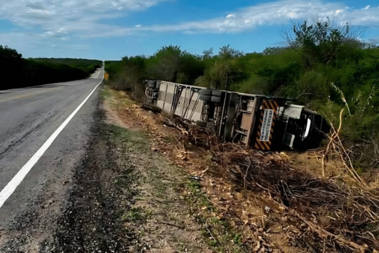 carreta-do-tipo-cegonha-achei-sudoeste-cegonha-capotada-br030-em-brumado