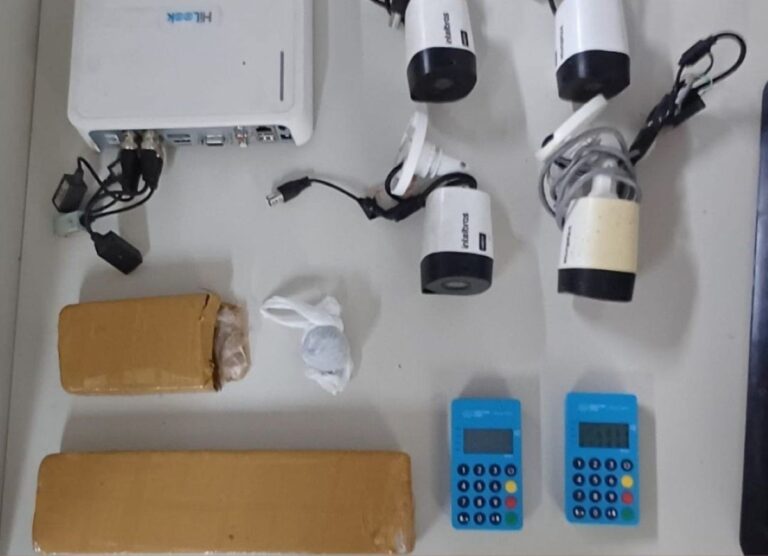 drogas-e-cameras-de-videomonitoramento-apreendidas-em-feira-de-santana-foto-policia-militar