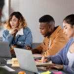 jovens-no-trabalho-trabalhando-foto-freepik