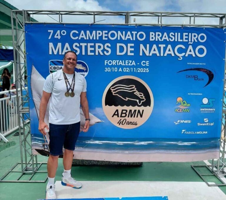 nadador-feirense-medalhas-campeonato-brasileiro-master-natacao-foto-arquivo-pessoal
