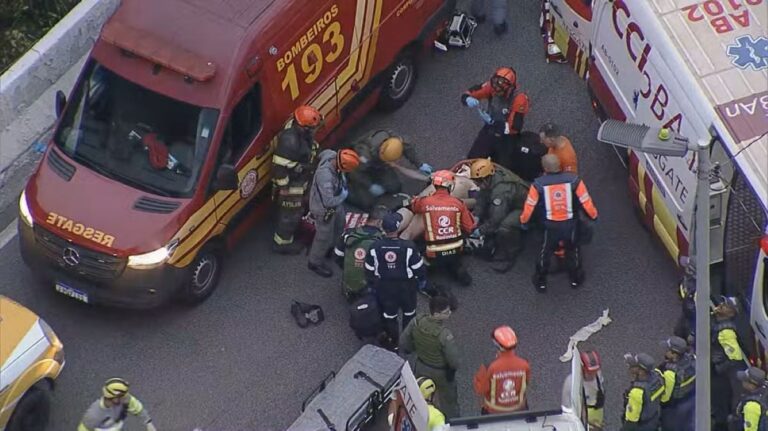 ocorristas-fazem-resgate-de-vitima-de-acidente-de-caminhao-em-SP