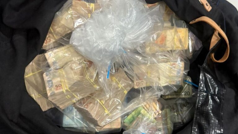 sacola-de-dinheiro-apreendida-pela-Policia-Civil-foto-divulgacao-