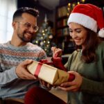 troca-de-presentes-presente-natal-foto-Drazen-Zigic-iStock
