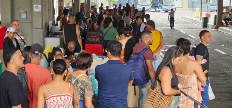 Ano-Novo-movimenta-Rodoviaria-de-Feira-de-Santana-Foto-Paulo-Jose-Acorda-Cidade-3