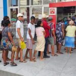 Aposentados-e-pensionistas-na-fila-para-pagamento-do-INSS-Foto-Paulo-Jose-Acorda-Cidade-3