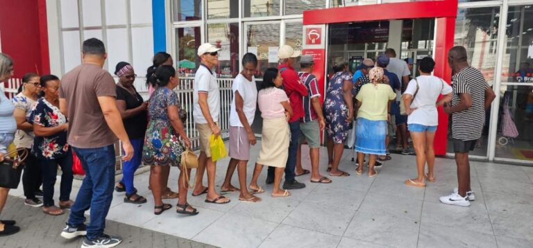 Aposentados-e-pensionistas-na-fila-para-pagamento-do-INSS-Foto-Paulo-Jose-Acorda-Cidade-3